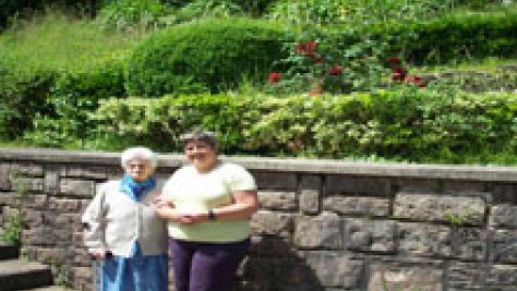 Una cuidadora con una persona mayor