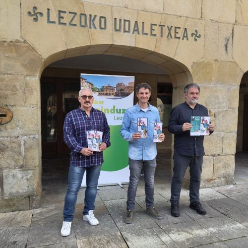 Alkatea, kultura zinegotzia eta kultura teknikaria udaletxearen aurrean