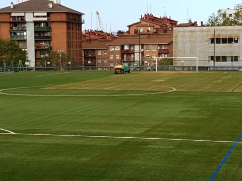 Cambio de granulado en el campo de fútbol Plazeta