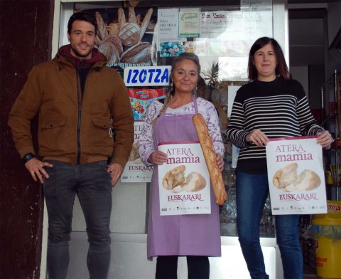 Ion Pombar, concejal de Euskara del Ayuntamiento de Lezo, con la ganadora