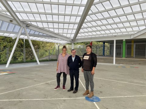 Edurne Urkiola (directora de Pasai Lezo Lizeoa), Jesús Mari Martiarena (alcalde de Lezoa) y Nekane Artola (presidenta de la asociación de madres y padres)