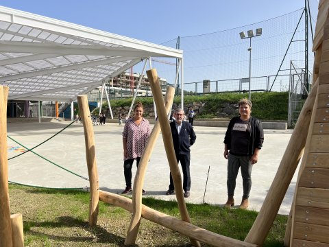 Edurne Urkiola (directora de Pasai Lezo Lizeoa), Jesús Mari Martiarena (alcalde de Lezoa) y Nekane Artola (presidenta de la asociación de madres y padres)