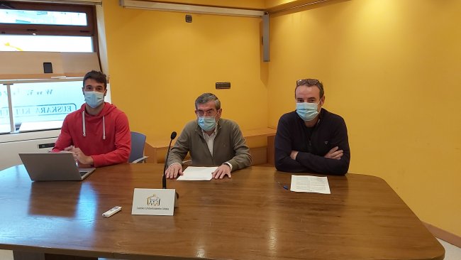 De izquierda a derecha: Ion Pombar concejal de euskera, Jesus Mari Martiarena alcalde de Lezo y Joxemari Iraola técnico de euskera