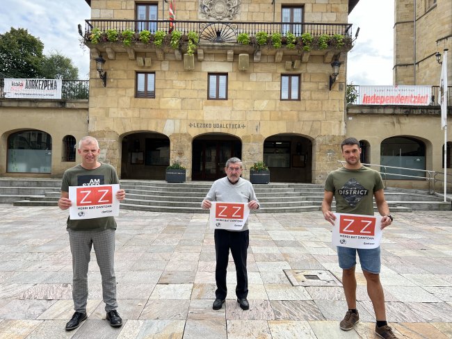 El director de Dantzaz, Fernando Sáenz de Ugarte, el alcalde de Lezo, Jesús Mari Martiarena y el concejal de Cultura, Ion Pombar