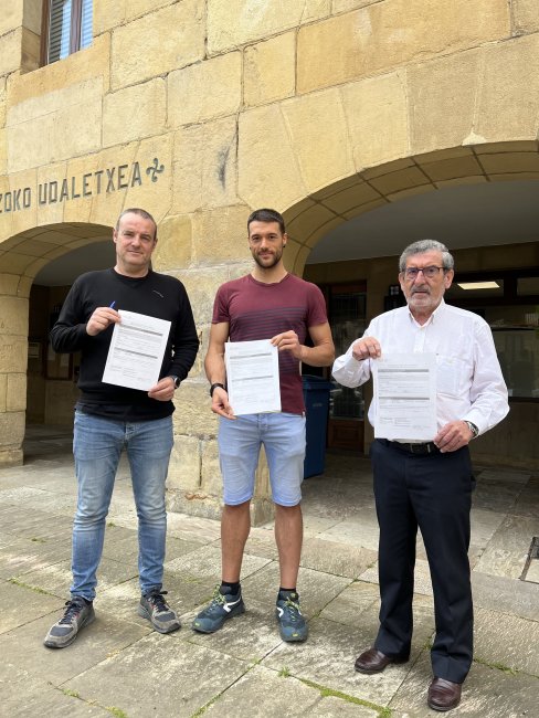 Joxemari Iraola (Euskara teknikaria), Ion Pombar (Euskara zinegotzia) eta Jesus Mari Martiarena (Lezoko alkatea)