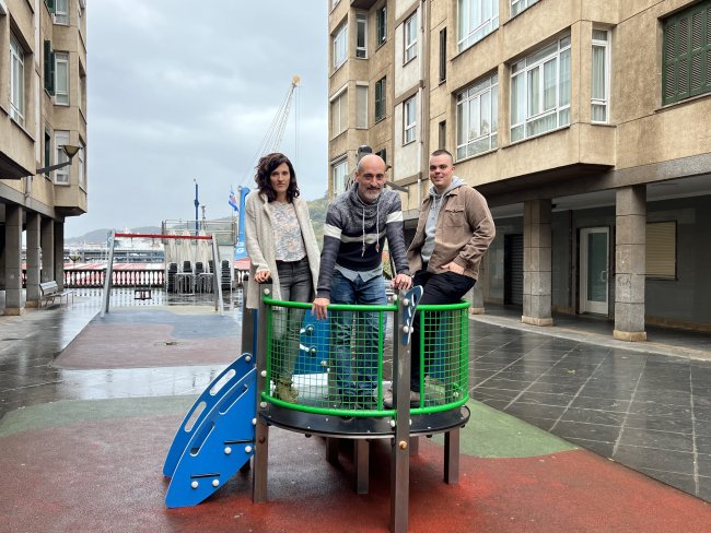 Ainhoa Retegi (trabajadora de la cooperativa Hiritik at!), Iker Salaberria y Aitzol Saizar (concejal de Ocio)