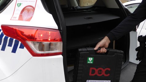 Desfibriladorea udaltzaingoaren autoan