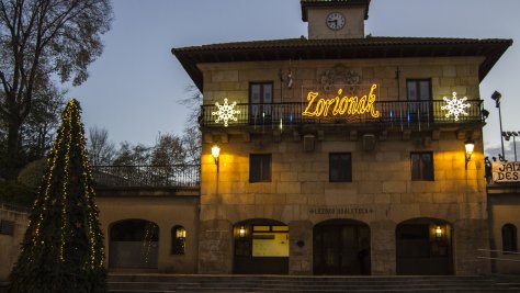El Ayuntamiento de Lezo iluminado