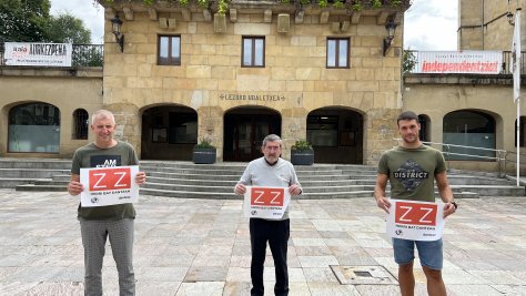 Fernando Saenz de Ugarte, Dantzazeko zuzendaria, Jesus Mari Martiarena Lezoko alkatea eta Ion Pombar Kultura zinegotzia eta 