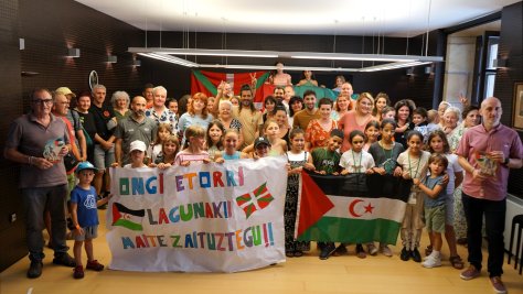 Han hecho el recibiento a niños y niñas saharauis que pasarán el verano en Lezo y Pasaia
