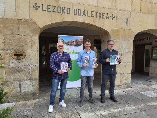 Alkatea, kultura zinegotzia eta kultura teknikaria udaletxearen aurrean