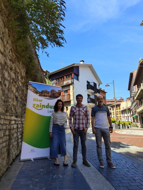 Mikel Arruti, Iker Salaberria y Eneritz Arruti en las calles de Lezo